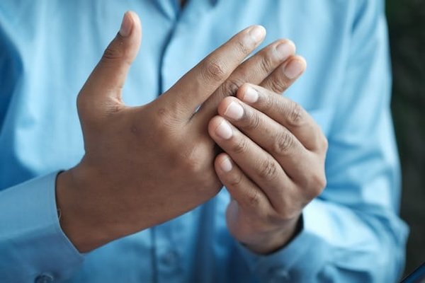 Comment soulager l'arthrite: causes, symptômes et traitements